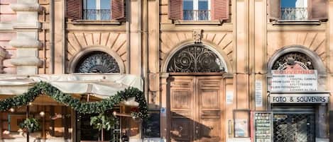 المنشأة من الخارج