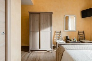 3 bedrooms, desk, iron/ironing board, free WiFi - Domus Solis San Pietro, Charming apartment with a stunning view of S. Peter Dome (Roma)