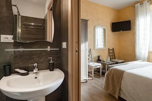 3 habitaciones, escritorio, tabla de planchar con plancha y wifi gratis