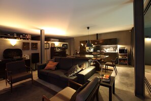 Smart TV, fireplace, DVD player, books - Spectacular view of the river, the sea and Spain. Magnificent layer of sun !! (Seixas)