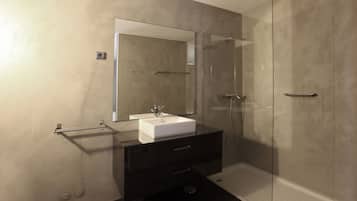 Baignoire, sèche-cheveux, bidet, serviettes fournies