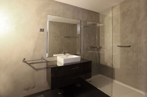 Badewanne, Haartrockner, Bidet, Handtücher