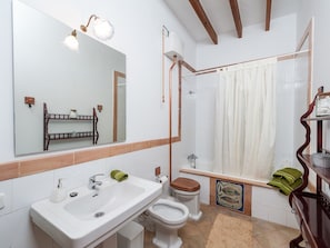 Combined shower/bathtub, hair dryer, towels, soap - Lovely Holiday house with pool in Alcudia, terrace, only 1km to the beach (Alcúdia)