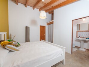 3 bedrooms, in-room safe, desk, iron/ironing board