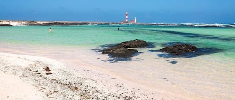 Vlak bij het strand, ligstoelen aan het strand