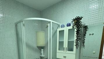 Articles de toilette gratuits, sĂšche-cheveux, serviettes fournies