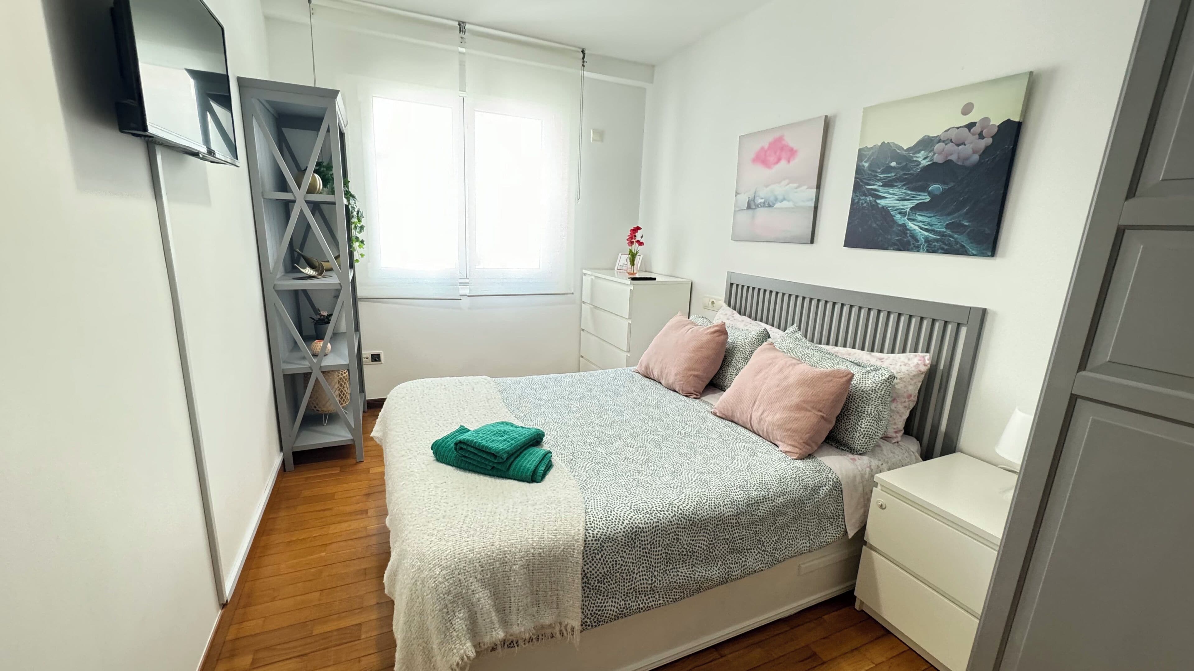 1 slaapkamer, een bureau, een strijkplank/strijkijzer, beddengoed