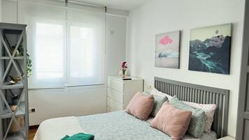 1 chambre, bureau, fer et planche Ă repasser, draps fournis