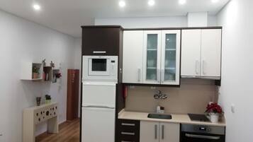 KĂŒhlschrank, Mikrowelle, Ofen, Herdplatte