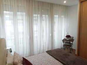 1 slaapkamer, een strijkplank/strijkijzer, gratis wifi, beddengoed