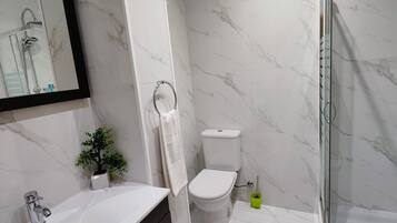 Een douche, een haardroger, handdoeken, zeep