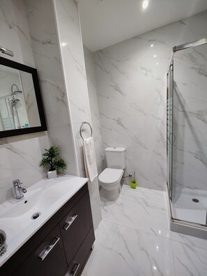 Dusche, Haartrockner, Handtücher, Seife