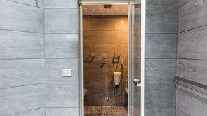 Shower, jetted bath, hair dryer, bidet - Exclusive apartment in Via dei Due Macelli, few steps away from the Spanish steps and the Trevi foun (Rome)