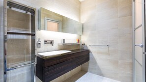 Dusche, Whirlpool, Haartrockner, Bidet