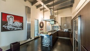 Fridge, microwave, stovetop, dishwasher - Exclusive apartment in Via dei Due Macelli, few steps away from the Spanish steps and the Trevi foun (Rome)