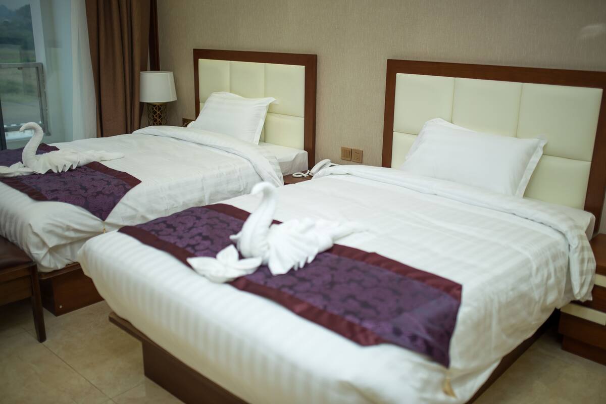 Frigobar, cofres nos quartos, cortinas blackout, quartos à prova de som