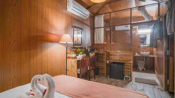 Shepherd Huts (Honeymoon Suite) | Coin séjour | Télévision LED, baby-foot, livres, médiathÚque