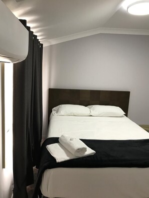 Camas plegables/adicionales y ropa de cama 