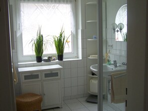 Shower, hair dryer, towels, soap - Vacation cottage Marder, Germany (Helgoland)