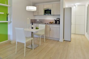 Kühlschrank, Wasserkocher mit Kaffee-/Teezubehör, Wasserkocher, Toaster