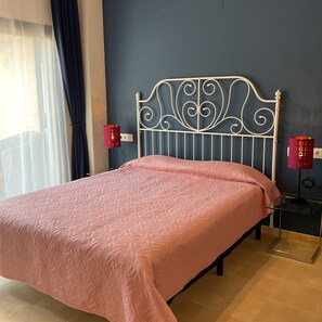 2 makuuhuonetta, työpöytä, silitysrauta/-lauta, internet