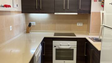 Een koelkast, een oven, een kookplaat, een vaatwasser