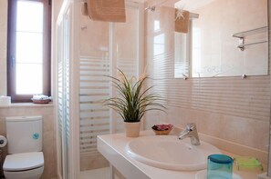 Double Room, City View (El Batán) | Bathroom - La Posada de Toribia (Val de San Lorenzo)