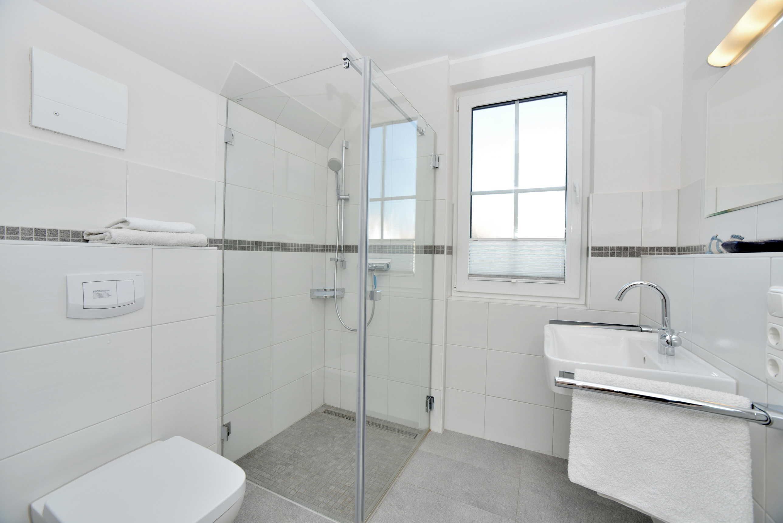 Dusche, Haartrockner, Seife, Toilettenpapier