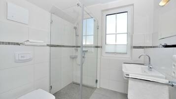 Dusche, Haartrockner, Seife, Toilettenpapier