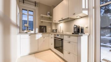 Fridge, oven, stovetop, dishwasher