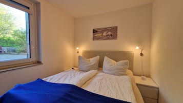 1 dormitorio, caja fuerte, cuna de viaje y ropa de cama