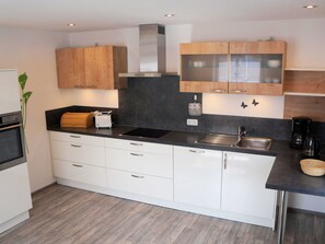 Kühlschrank, Mikrowelle, Ofen, Geschirrspüler