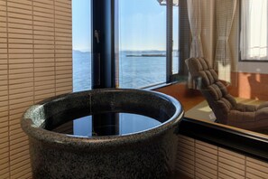 Habitación, para no fumadores (Special Small Twin, No Pets Allowed) | Edredón, caja de seguridad en la habitación y cortinas blackout