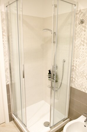 Suite Comfort | Bagno | Doccia, soffione a pioggia, set di cortesia gratuito, asciugacapelli