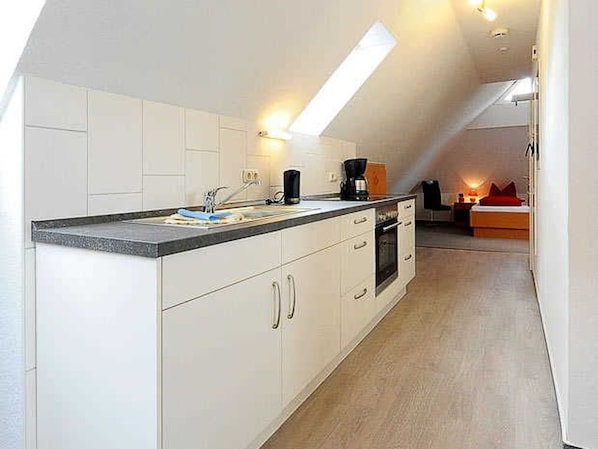Kühlschrank, Mikrowelle, Ofen, Geschirrspüler