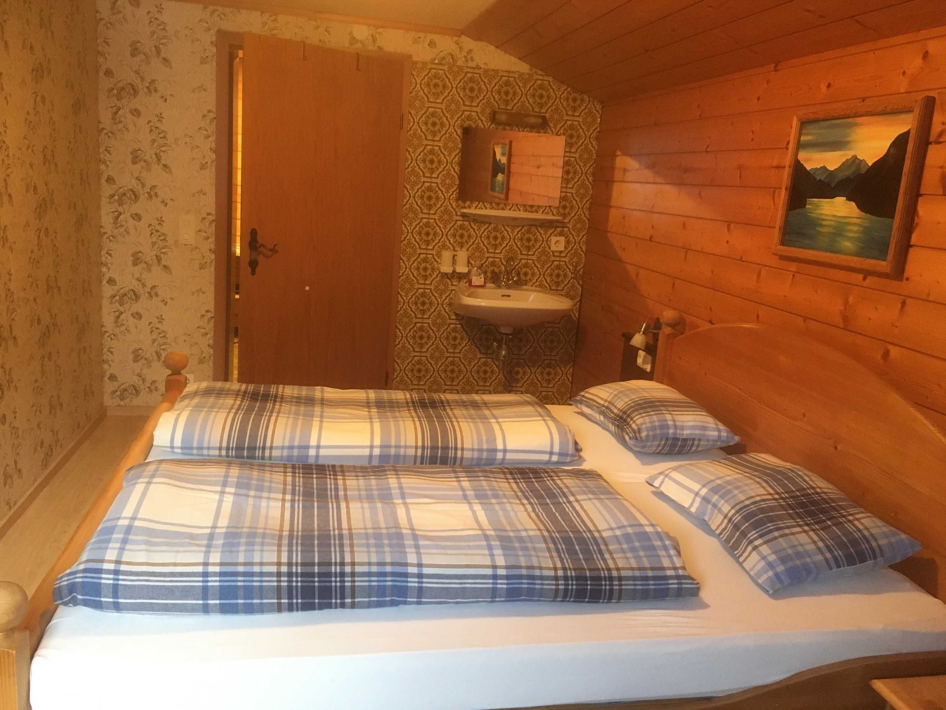 2 bedrooms, travel cot, bed sheets