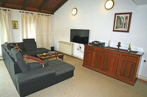 Family House (with heated Pool) | Living room | Flat-screen TV - Kuntrada 45 with heated pool and kids pool (Fazana)