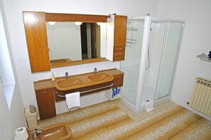 Family House (with heated Pool) | Bathroom | Separate tub and shower, deep soaking tub, towels, shampoo - Kuntrada 45 with heated pool and kids pool (Fazana)