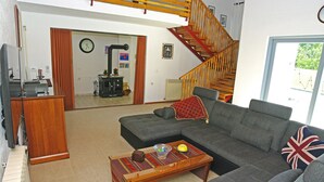 Rumah Keluarga (with heated Pool) | Ruang keluarga | TV layar datar