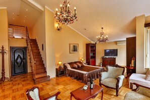 Apartament Deluxe | Roba de llit d'alta qualitat, caixa forta a l'habitació i escriptori 