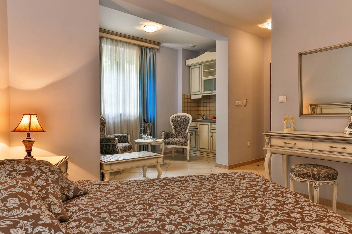 Elite Studio | Premium bedding, in-room safe, desk, WiFi (free)