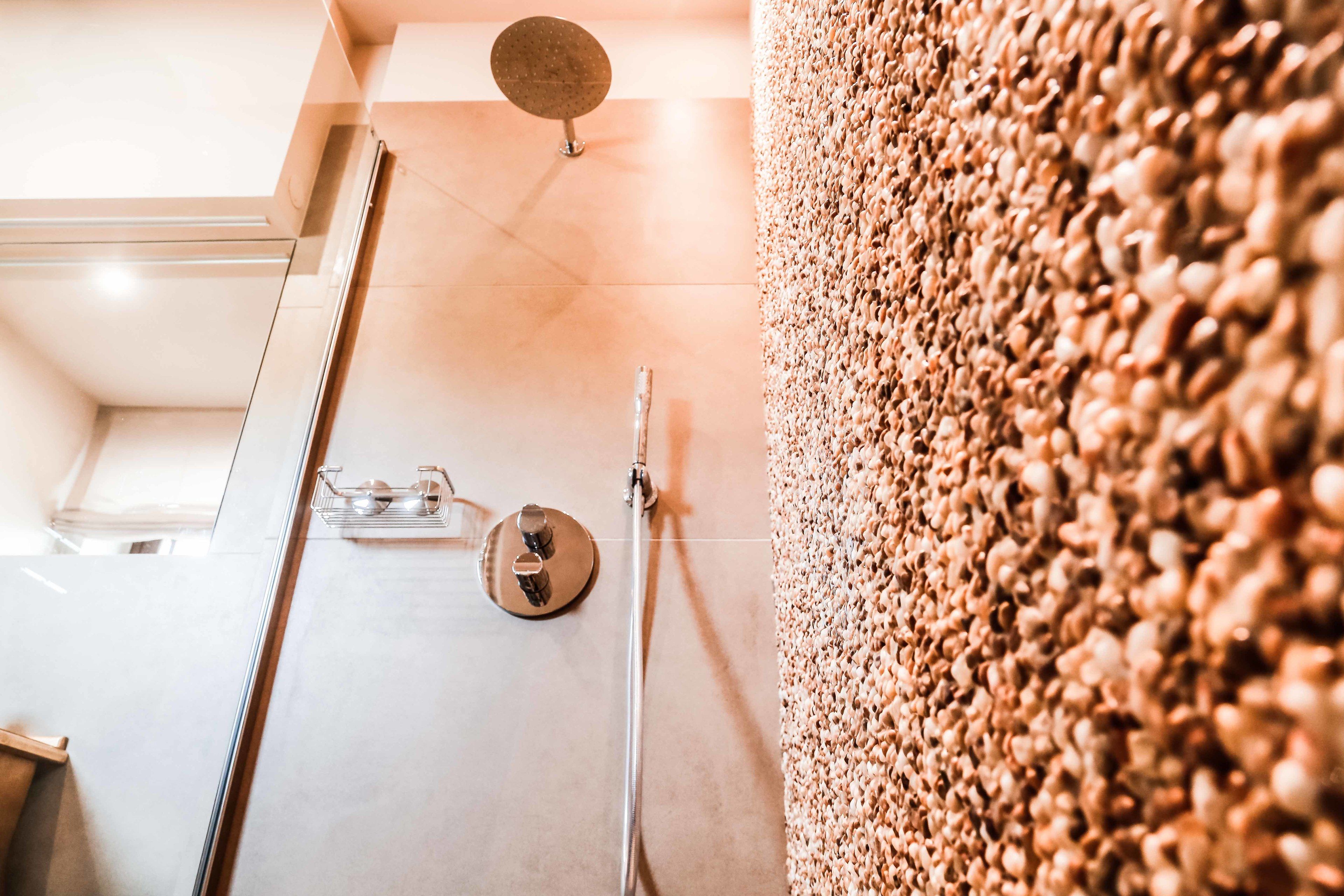 Tweepersoonskamer, balkon | Badkamer met douche