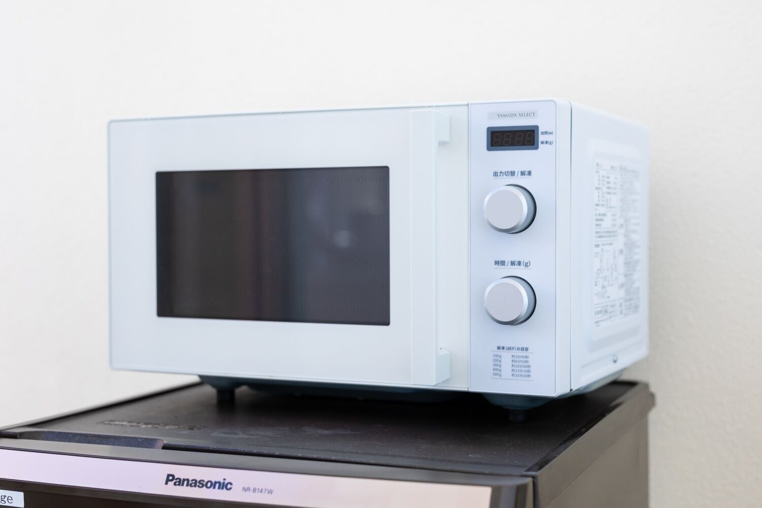 Un horno microondas Panasonic con pantalla digital y mandos.
