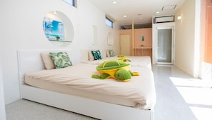 Un dormitorio moderno con una cama grande, un espejo redondo y vistas del cielo a través de una ventana.