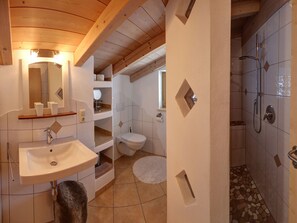 Dusche, kostenlose Toilettenartikel, Haartrockner, Bademäntel