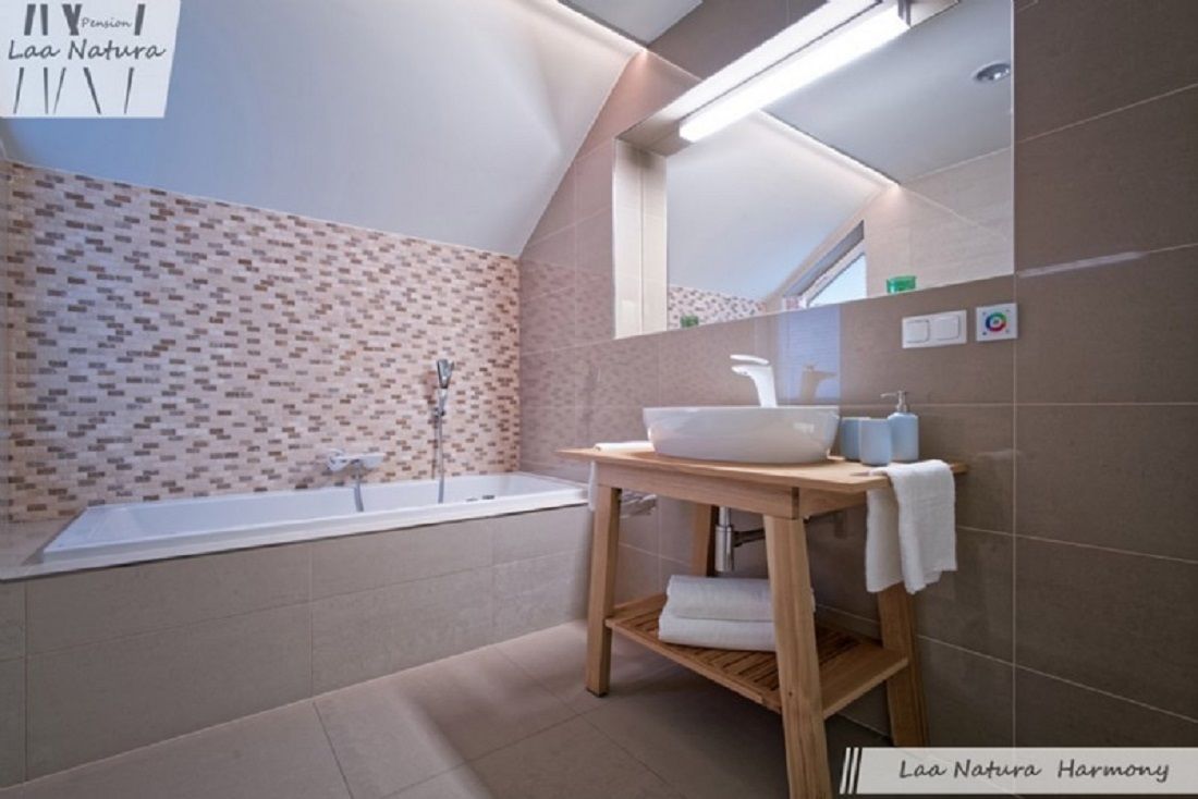 deluxe double room, 1 king bed, garden view | bathroom | shower, jetted bath, towels