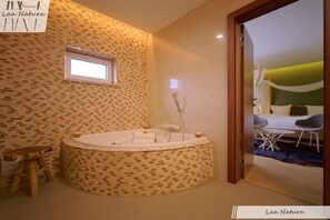 Romantic Double Room, 1 King Bed, Balcony, Garden View | Jetted bathtub - Pension Laa Natura (Laa an der Thaya)