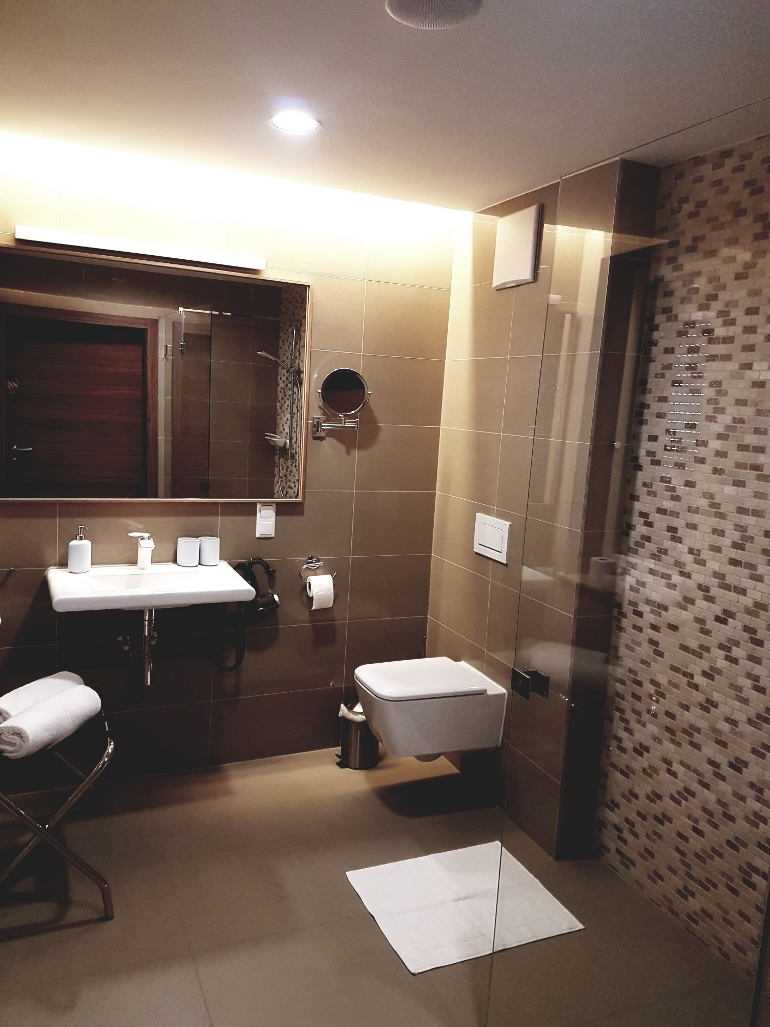 exclusive double room, 1 king bed, accessible | bathroom | shower, jetted bath, towels