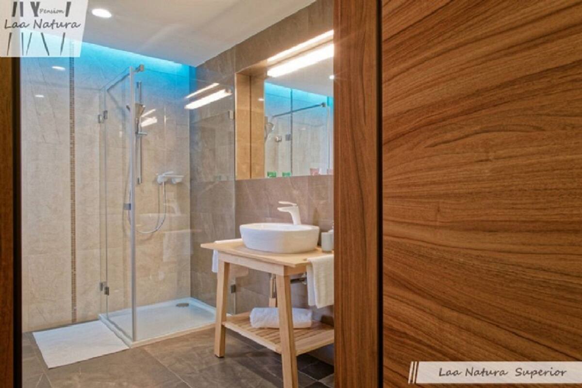 superior double room, 1 king bed, hot tub, garden view | bathroom | shower, jetted bath, towels