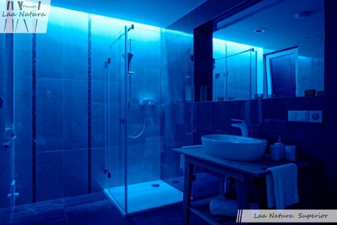 Superior tweepersoonskamer, 1 kingsize bed, hot tub, uitzicht op tuin | Badkamer | Een douche, een bubbelbad, handdoeken